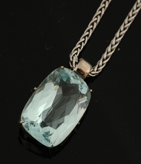 Appraisal: An aquamarine pendant and chain The ct aquamarine claw set