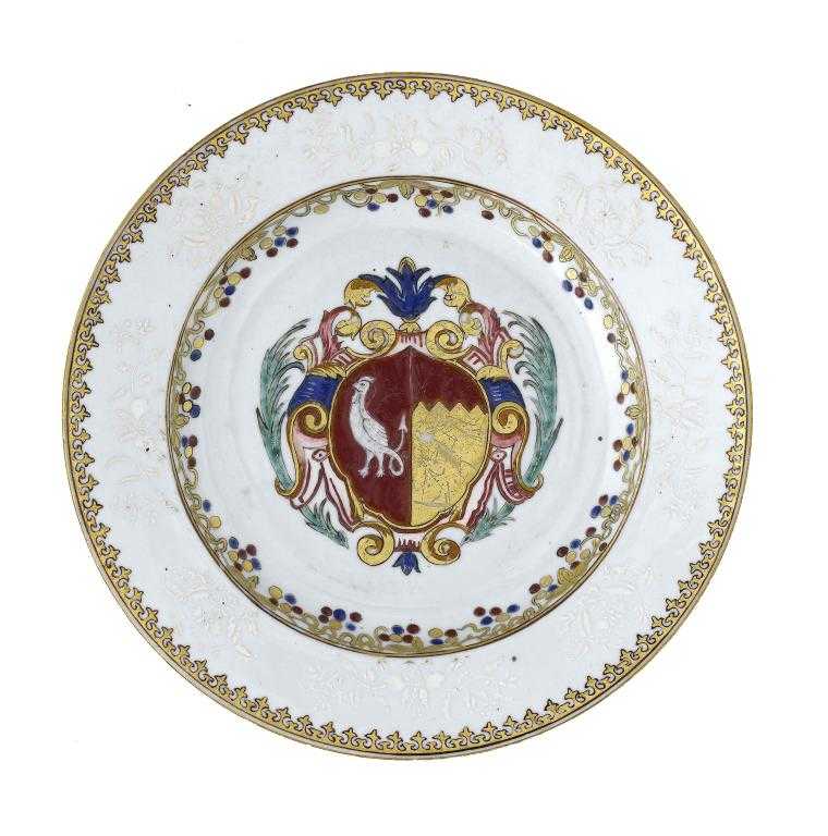 Appraisal: A CHINESE PORCELAIN ARMORIAL PLATE en suite with the preceding