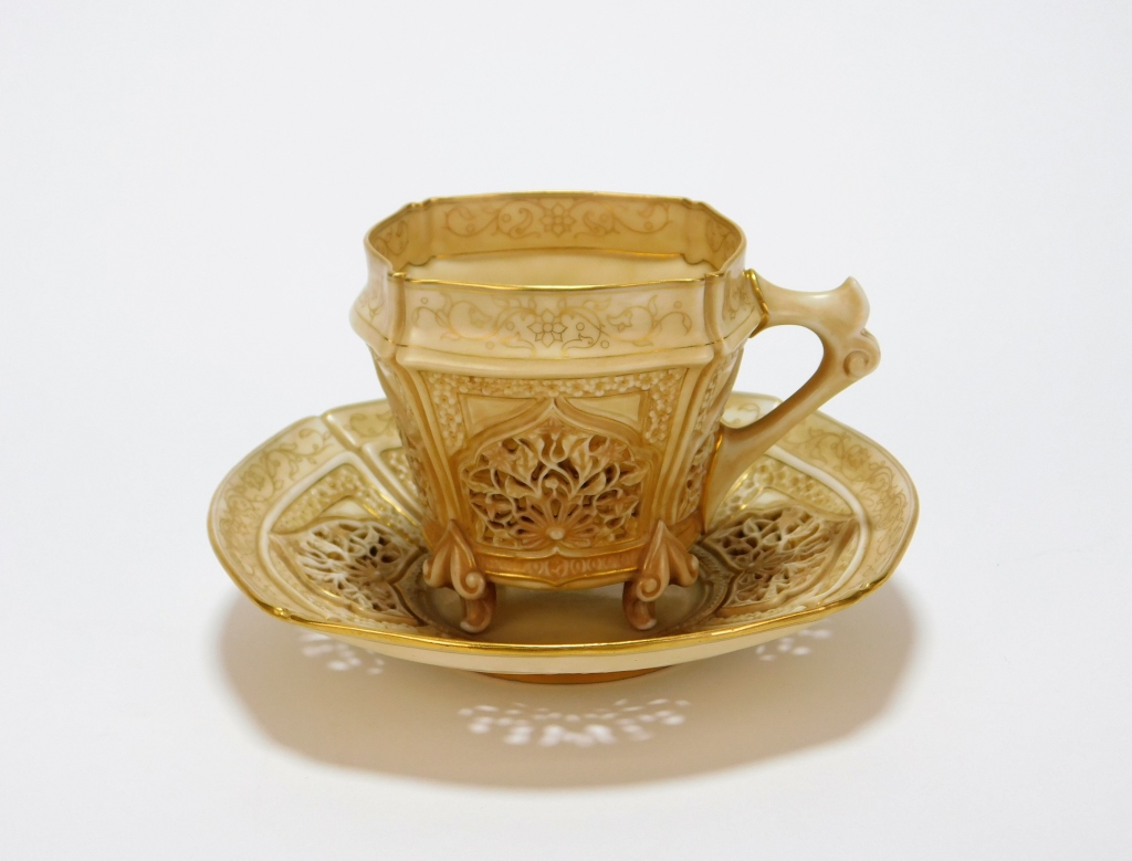 Appraisal: ROYAL WORCESTER RETICULATED TEA CUP SAUCER SET England Late th-