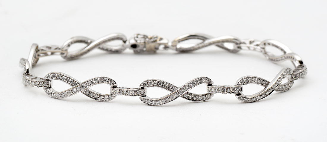 Appraisal: K CTW INFINITY LINK DIAMOND BRACELET round brilliant cut diamonds