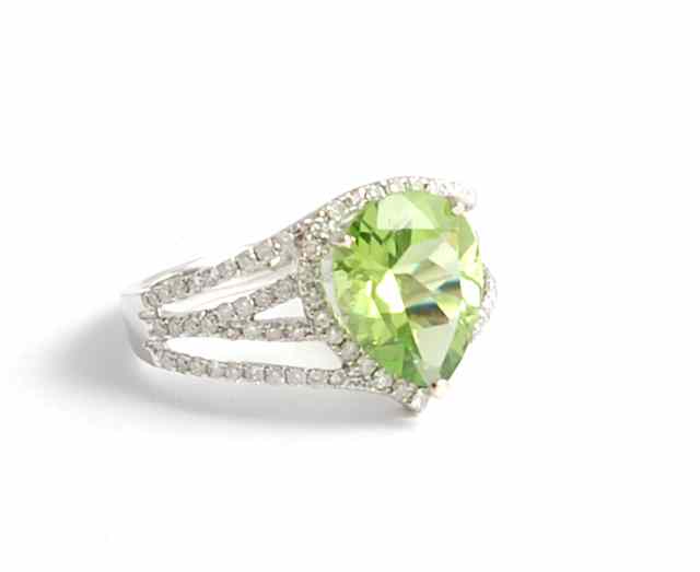 Appraisal: PERIDOT DIAMOND AND WHITE GOLD RING k white gold with