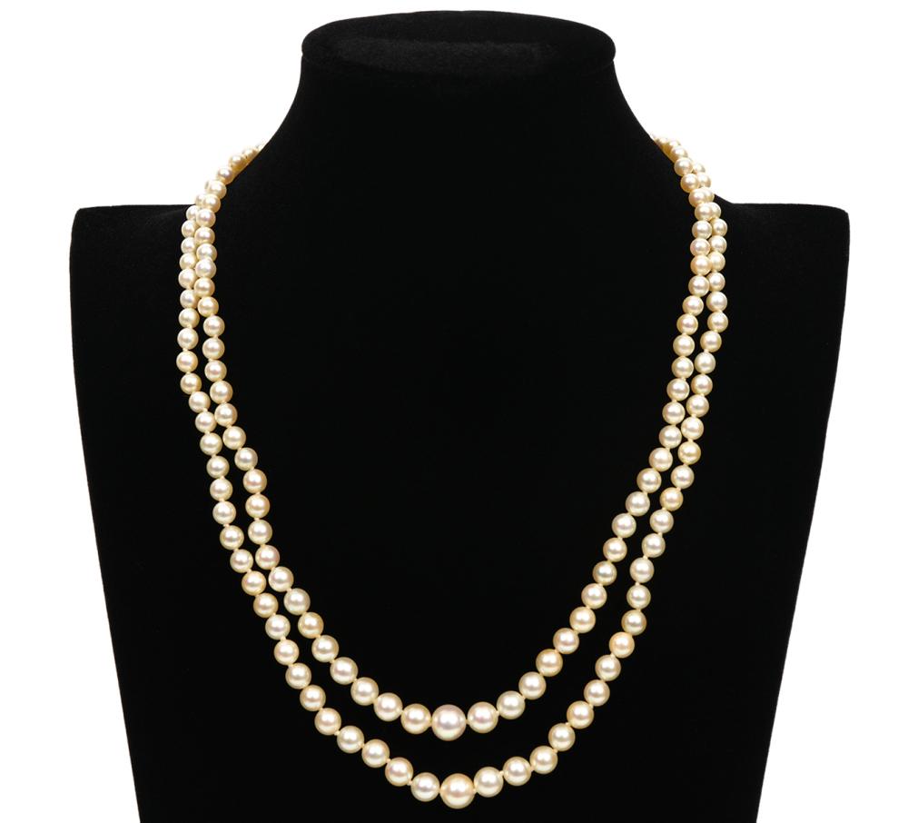 Appraisal: Double strand of cultured pearls with and strands of graduated