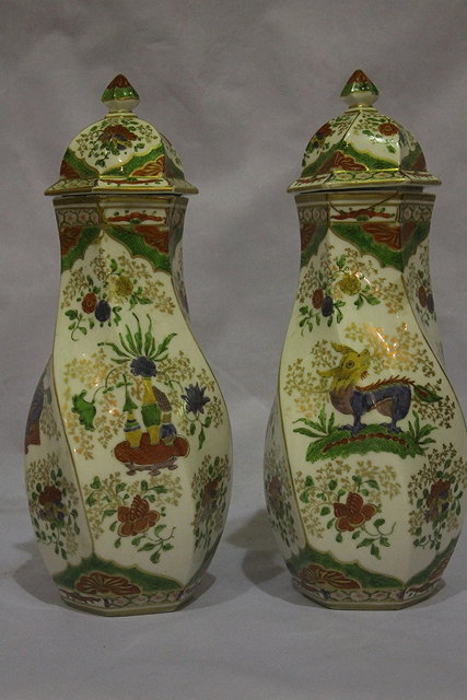 Appraisal: A PAIR OF WORCESTER DRAGON IN COMPARTMENTS STYLE WRYTHEN VASES