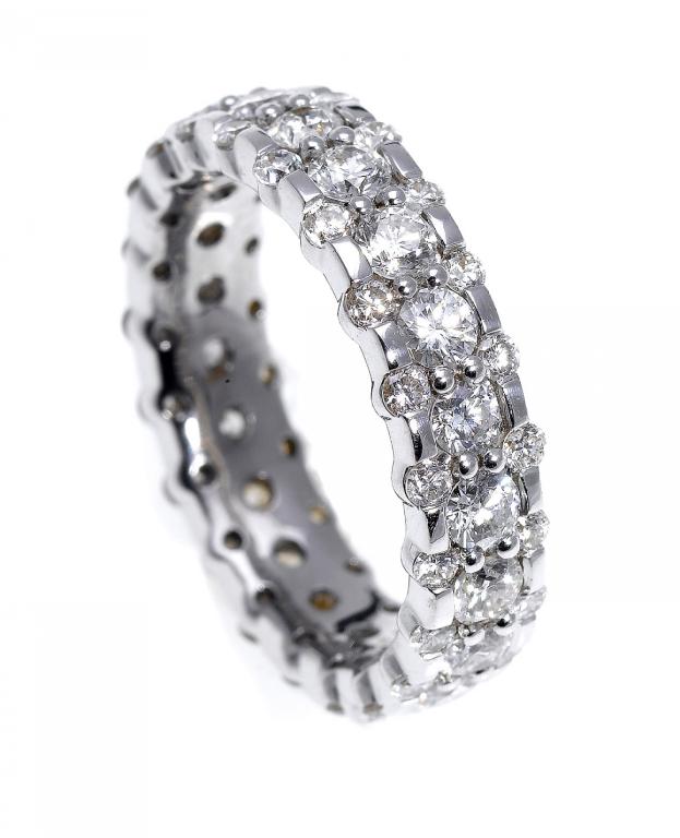 Appraisal: A DIAMOND ETERNITY RING white gold mount