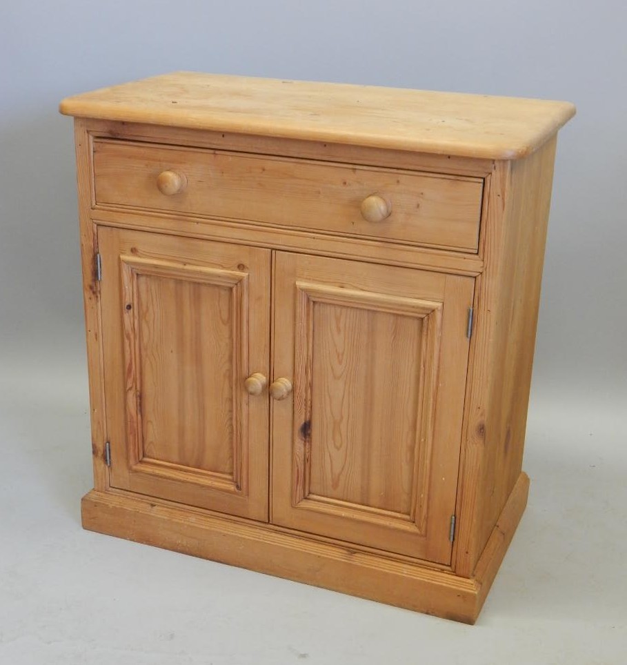 Appraisal: A modern pine small dresser with a frieze drawer above