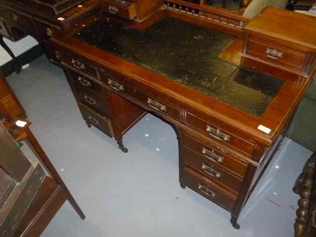 Appraisal: AN EDWARDIAN MAHOGANY DESK the black leather inset top with