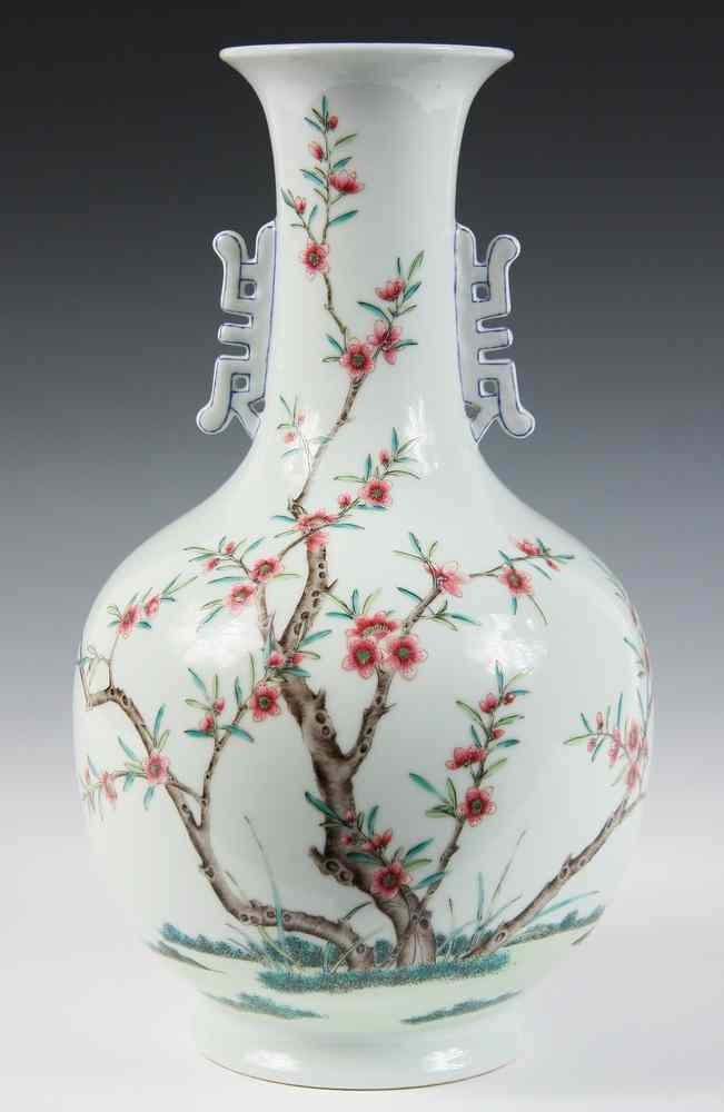 Appraisal: CHINESE PORCELAIN VASE - Daoguang - Bottle Form Vase with