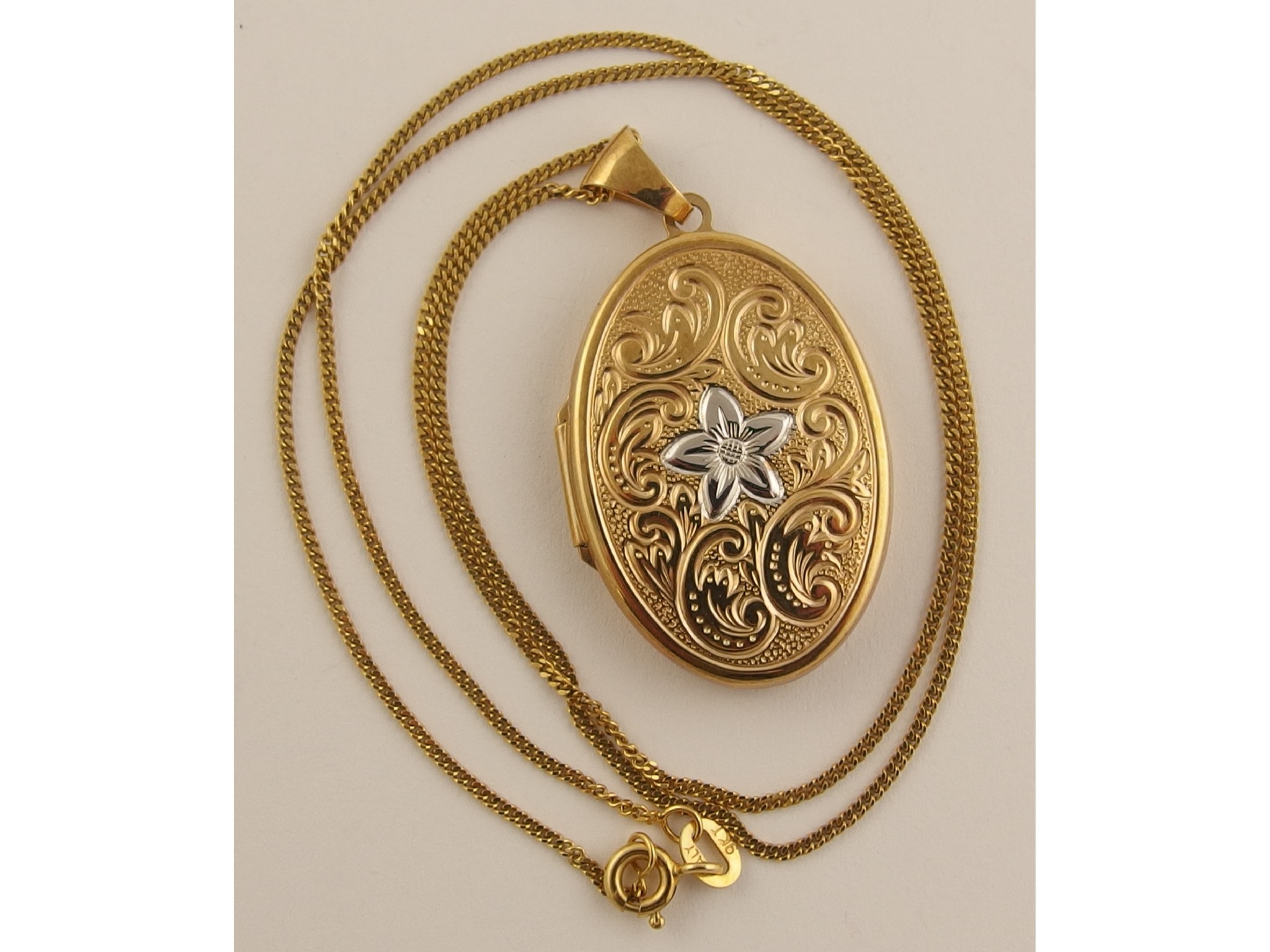 Appraisal: A ct gold locket and chain