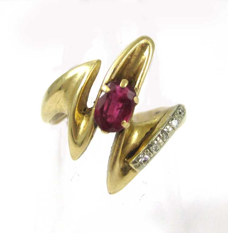 Appraisal: RUBY DIAMOND AND FOURTEEN KARAT GOLD RING The yellow gold