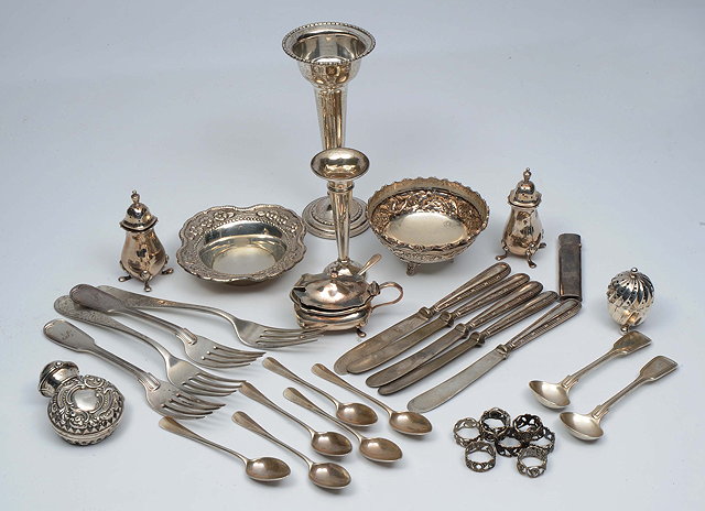 Appraisal: A QUANTITY OF SILVER ITEMS to include cutlery dishes bud