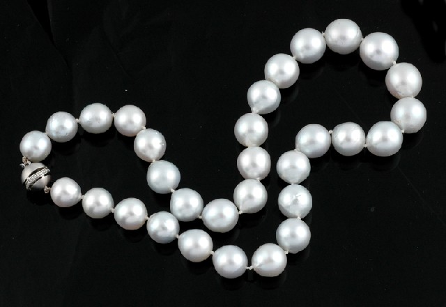 Appraisal: A South Sea pearl necklace Comprising thirty one silver baroque