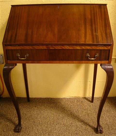 Appraisal: MODERN QUEEN ANNE STYLE SLANT FRONT WRITING DESK th century