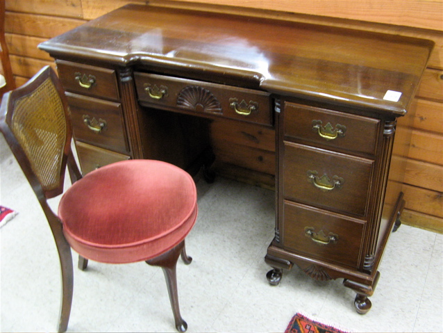 Appraisal: QUEEN ANNE STYLE MAHOGANY WRITING DESK AND CHAIR Kling Furniture