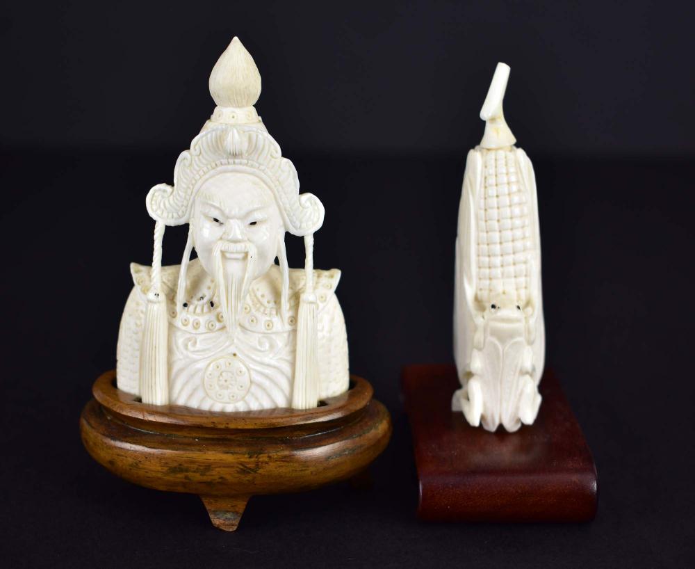 Appraisal: TWO CHINESE CARVED SNUFF BOTTLESThe first an ear of corn