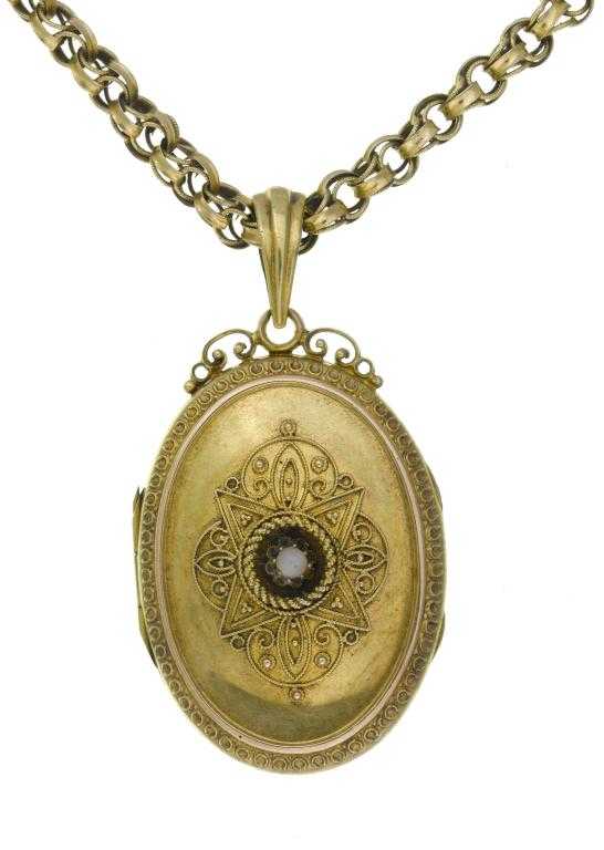 Appraisal: AN ANTIQUE GOLD LOCKET AND NECKLET centred by a seed