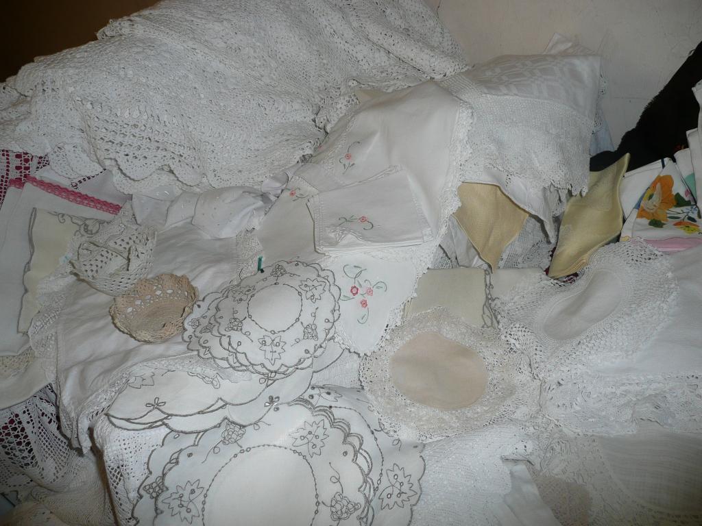 Appraisal: A quantity of some vintage linens - embroidered and lace