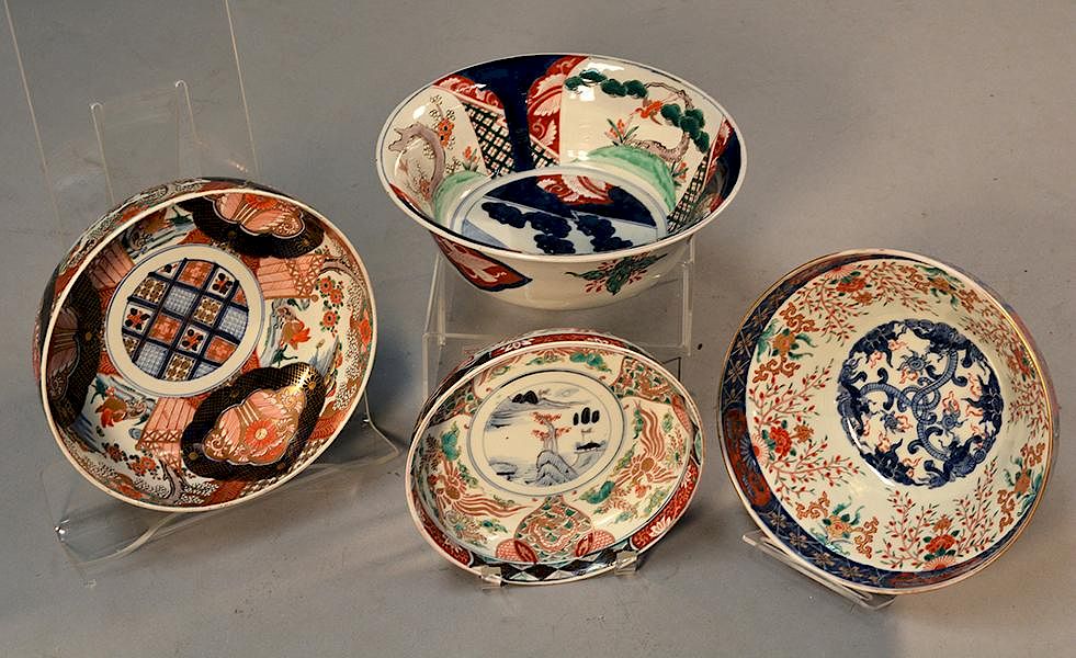 Appraisal: Four th C Japanese Imari bowls ranging in size Four