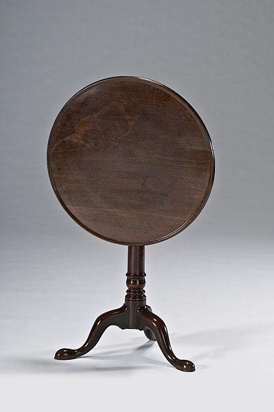 Appraisal: QUEEN ANNE MAHOGANY DISH-TOP TABLE ca - with molded edge