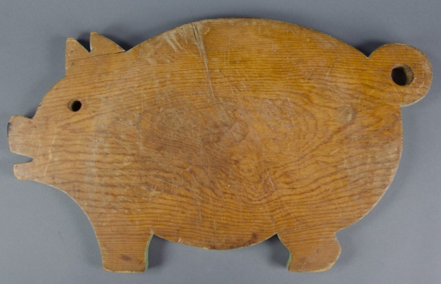 Appraisal: Folky Wooden Pig Cutting BoardHaving open mouth and drilled hole