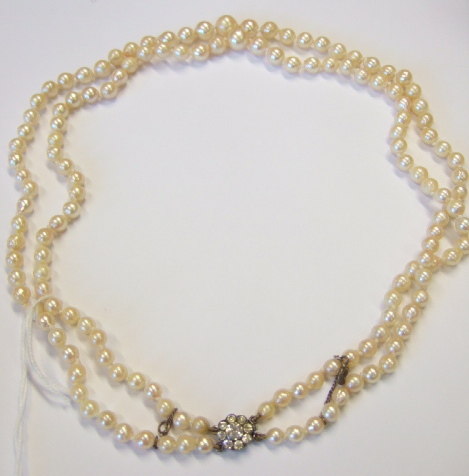 Appraisal: A two row necklace of graduated cultured pearls on a