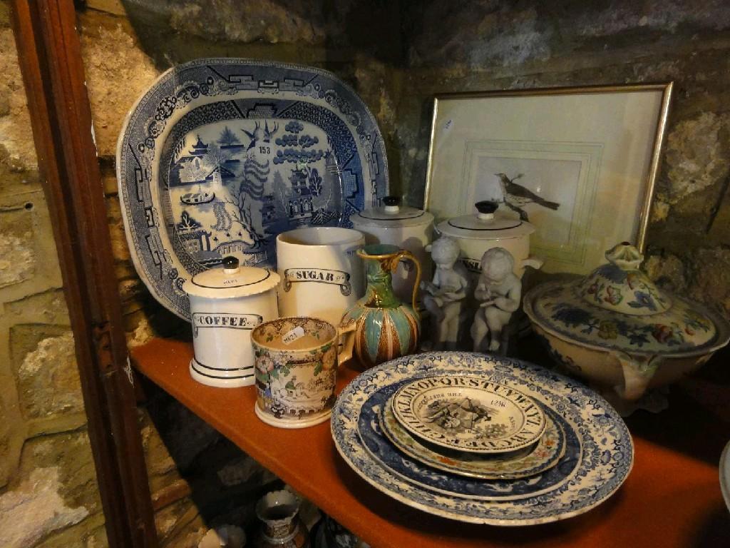 Appraisal: A collection of mainly th century ceramics including oval Willow