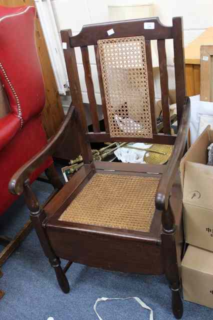 Appraisal: AN EARLY TH CENTURY MAHOGANY COMMODE CHAIR the slatted back