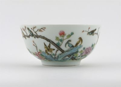 Appraisal: A small Chinese famille rose bowl painted with song birds