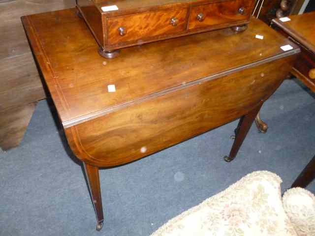 Appraisal: AN EDWARDIAN MAHOGANY PEMBROKE TABLE the top with crossbanded inlaid