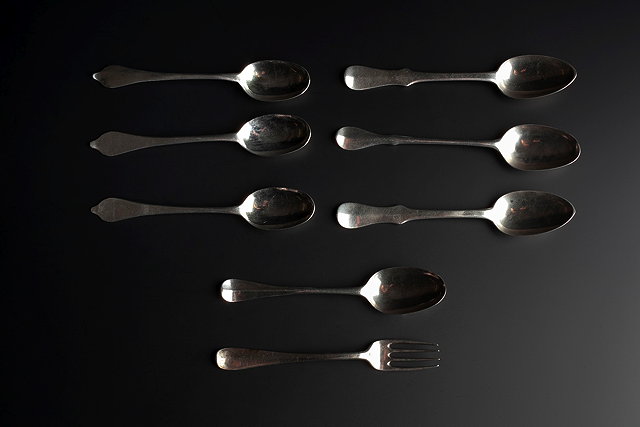 Appraisal: A PAIR OF SILVER HANOVARIAN AND FIDDLE PATTERN TEASPOONS marked