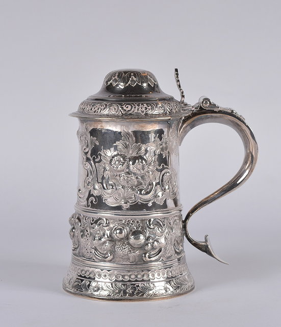 Appraisal: A Georgian silver lidded tankardof tapering cylindrical form with shaped