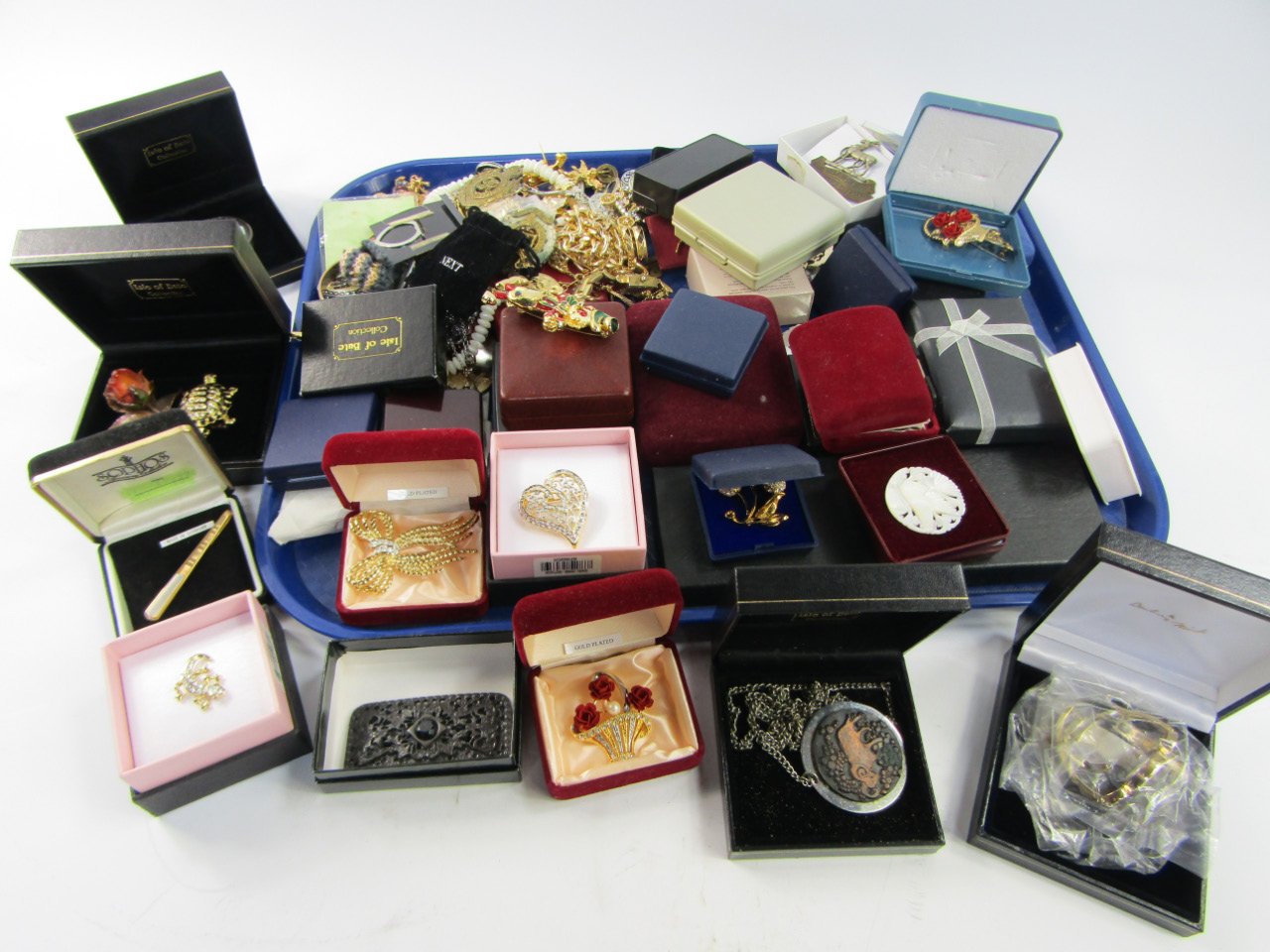 Appraisal: Costume jewellery including floral and novelty brooches military cap badges