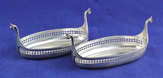 Appraisal: A pair of late Victorian silver boat shaped nut dishes