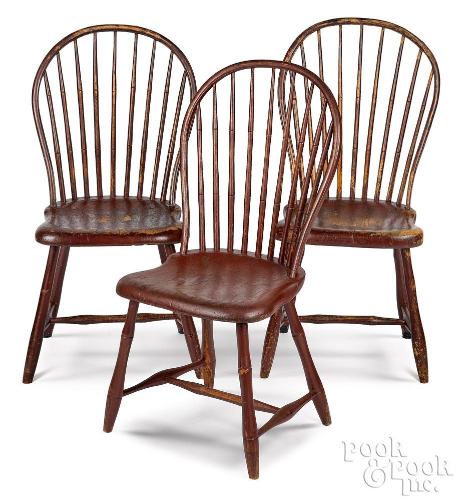 Appraisal: Set of three Philadelphia bowback Windsor chairs Set of three