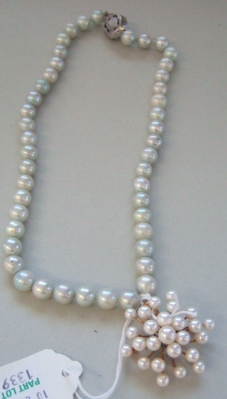 Appraisal: A single row necklace of light grey tinted cultured pearls