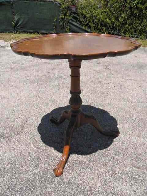 Appraisal: Wooden tilt-top pie crust table Latch underneath to fold table