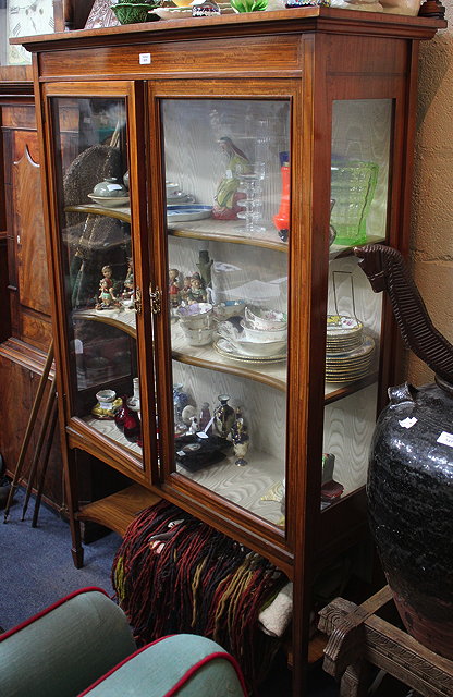 Appraisal: AN EDWARDIAN SATIN WOOD DISPLAY CABINET cm wide