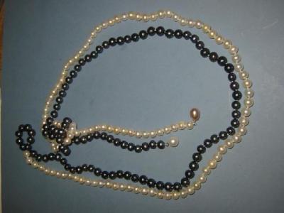 Appraisal: A CULTURED PEARL NECKLACE one half black beads the other