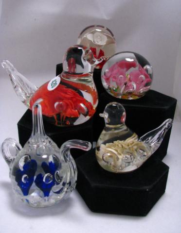 Appraisal: Five St Clair paperweights including Maude and Bob bird Maude