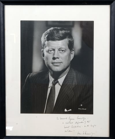 Appraisal: Signed presentation photo of John F Kennedy with presentation To