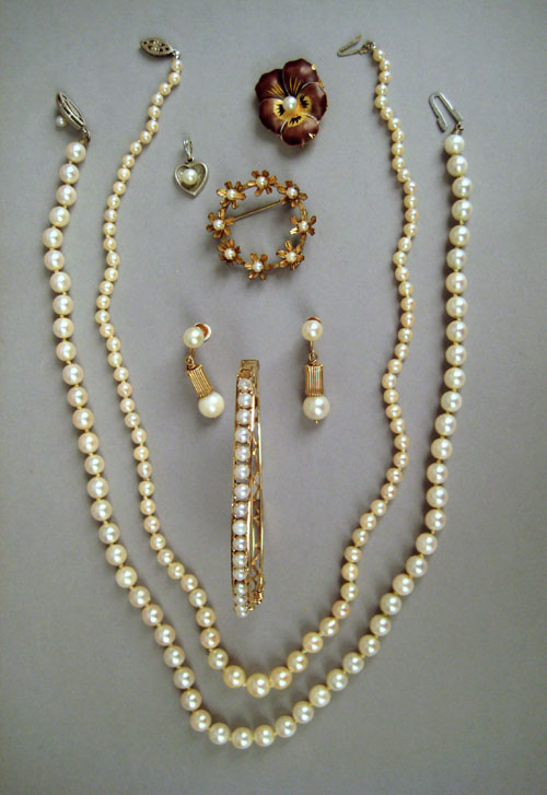 Appraisal: Pearl jewelry group to include strand of graduated pearls with