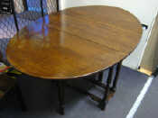 Appraisal: An oval oak drop leaf table with baluster turned gatelegs