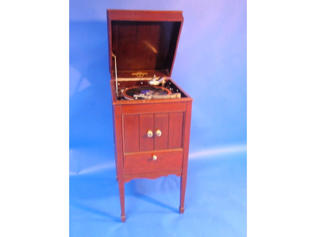 Appraisal: A mahogany cased cabinet gramophone