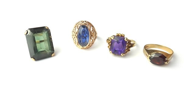 Appraisal: A ct gold ring mounted with a rectangular cut amethyst