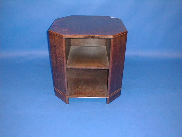 Appraisal: A Heal's oak occasional table with canted square top slab