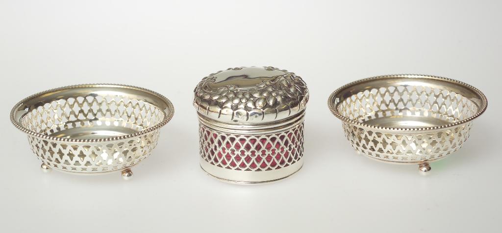 Appraisal: EDWARDIAN SILVER DRESSING TABLE JAR WITH CRANBERRY GLASS LINER BIRMINGHAM