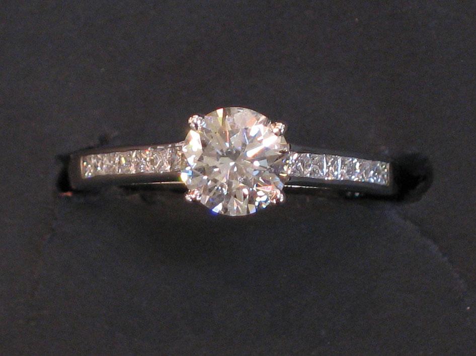 Appraisal: A SOLITAIRE DIAMOND RING the central round brilliant-cut diamond of