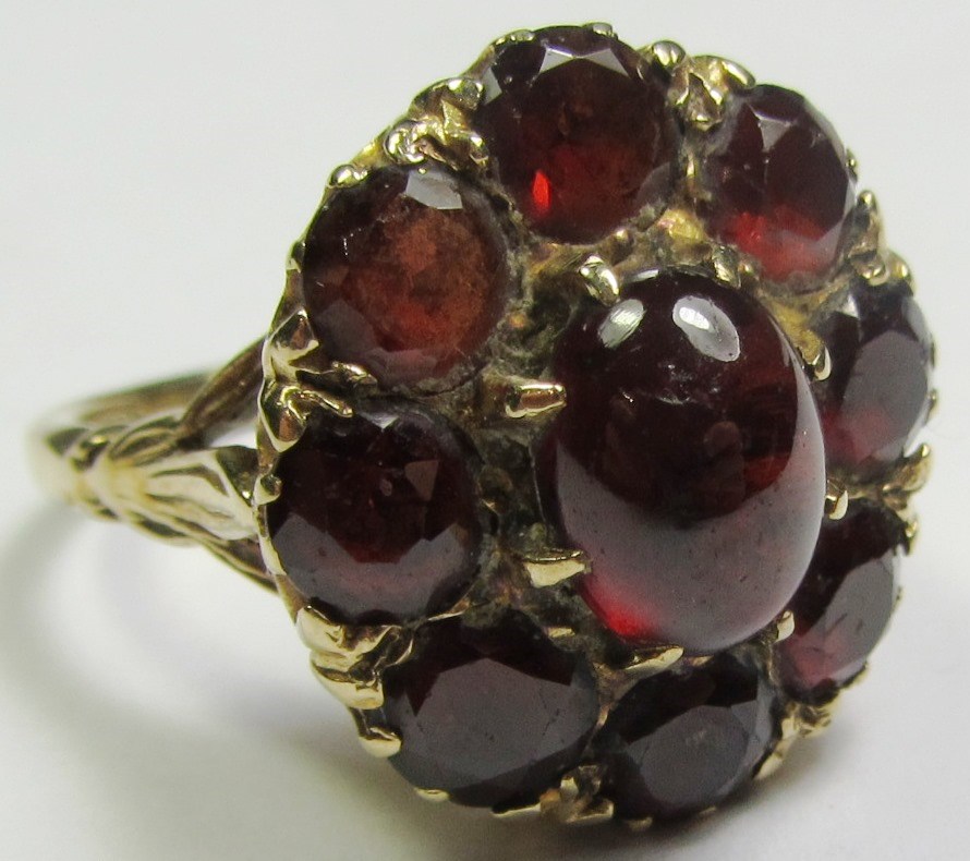 Appraisal: A ct gold garnet and carbuncle garnet set oval cluster