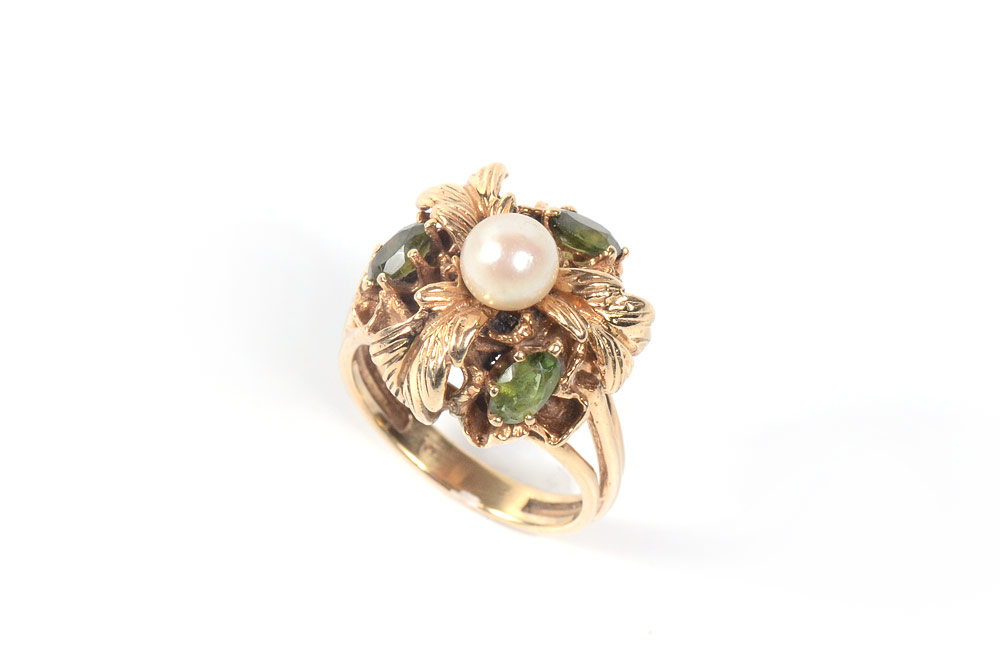 Appraisal: K CULTURED PEARL RING K yellow gold ring with one