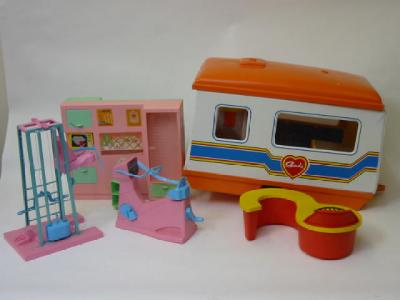 Appraisal: A quantity of Sindy items comprising a gym a hospital