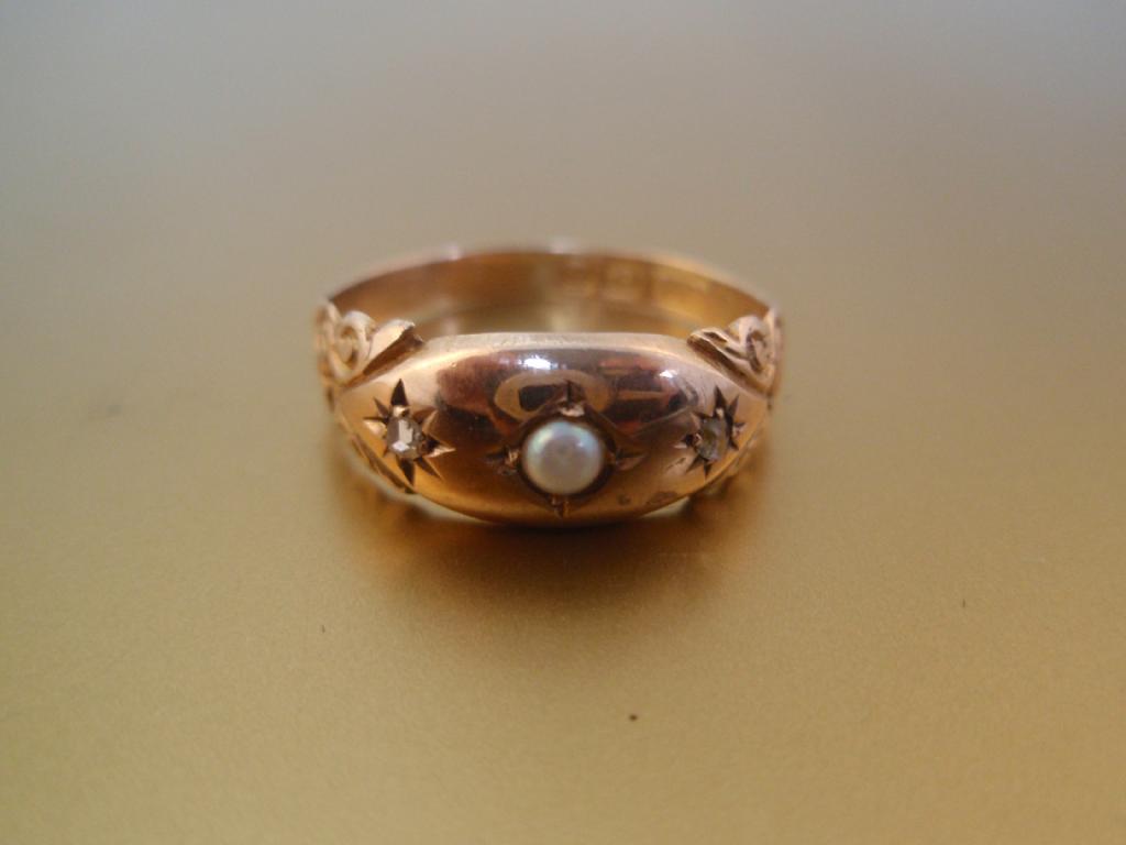 Appraisal: A Victorian ct gold gypsy style ring set with a